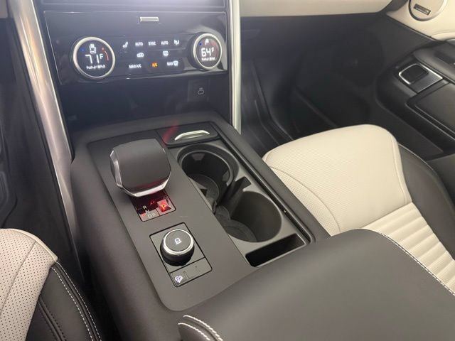 Used 2025 Land Rover Discovery Metropolitan Edition AWD/4WD image 22