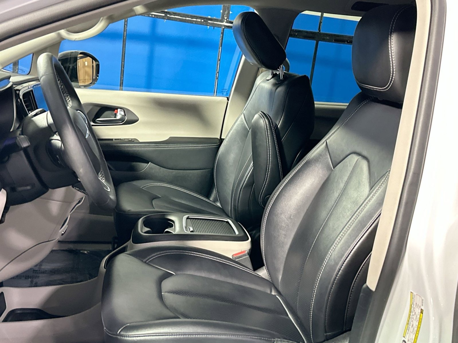 Used 2024 Chrysler Pacifica Touring-L image 13