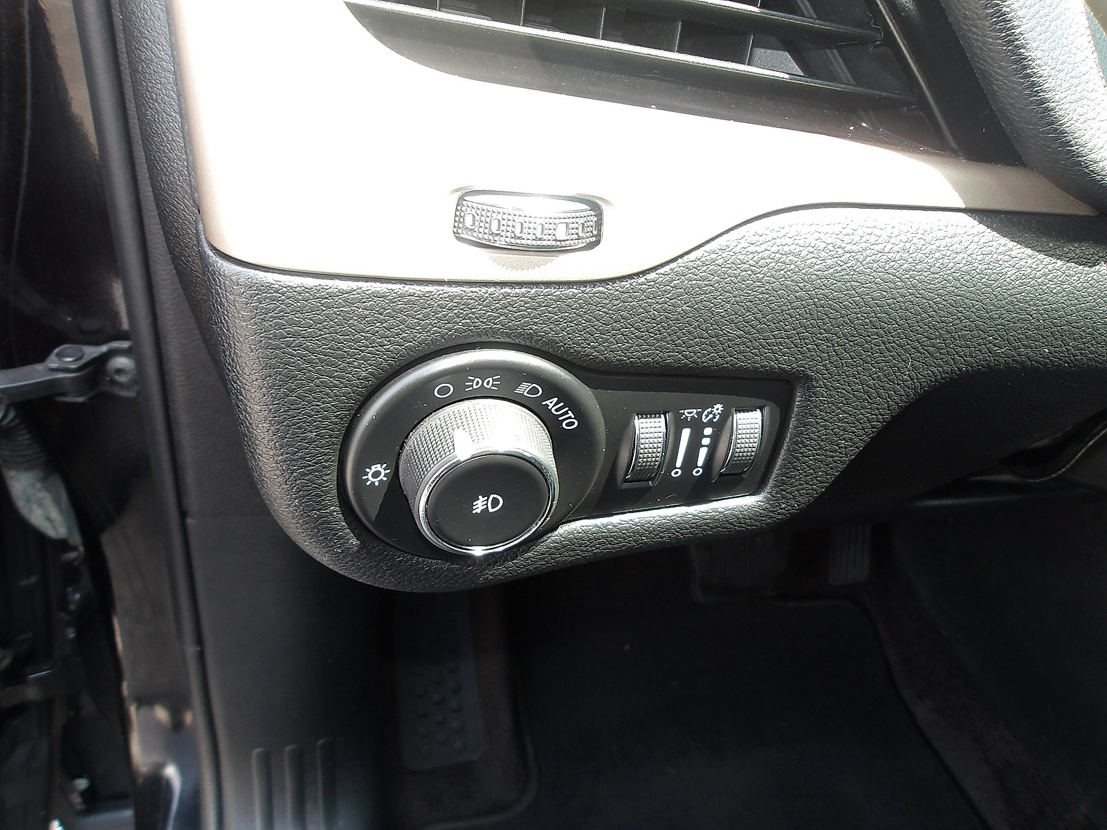 Used 2017 Jeep Cherokee Limited AWD/4WD image 16