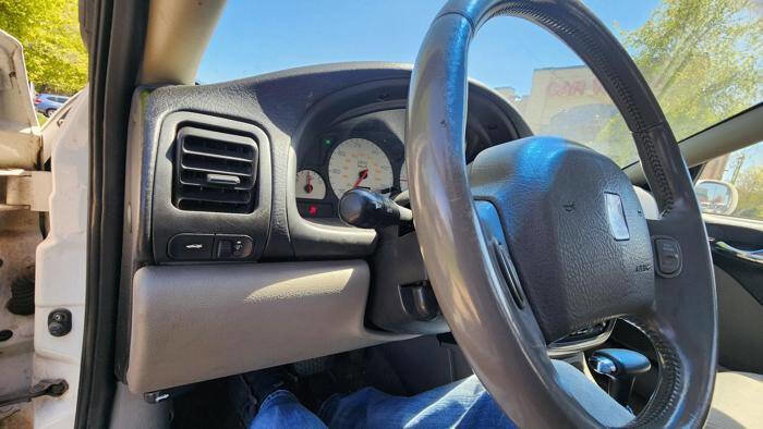 Used 2003 Saturn L-Series L200 w/ Sport Pkg FWD image 34