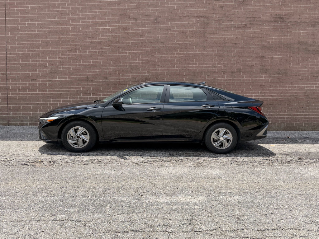Used 2025 Hyundai Elantra SE FWD image 2