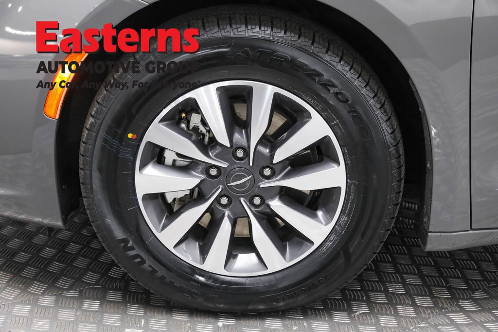 Used 2022 Chrysler Pacifica Touring-L image 33