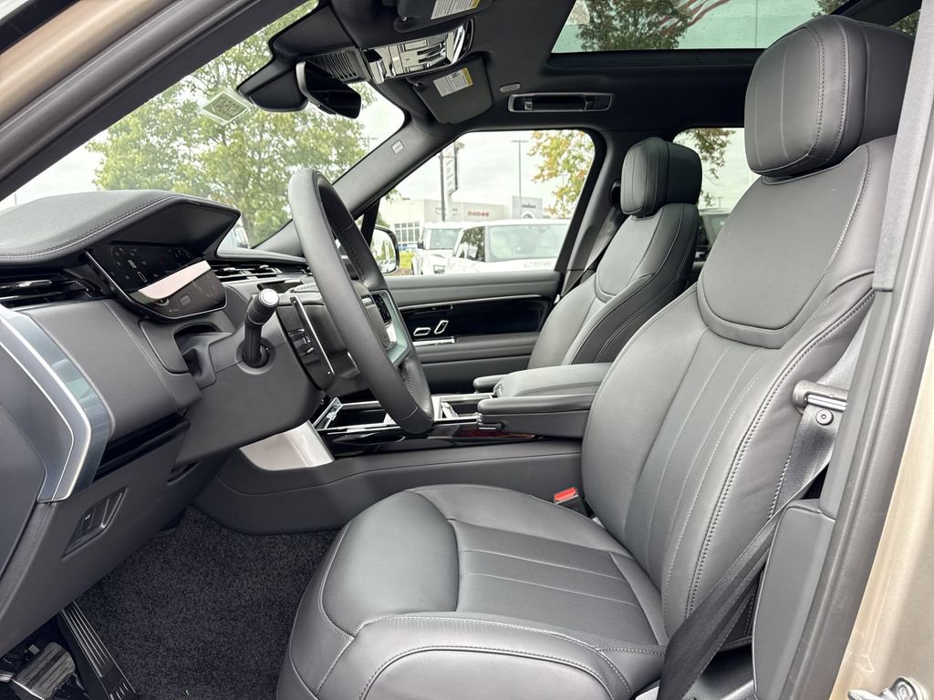 New 2025 Land Rover Range Rover SE image 3