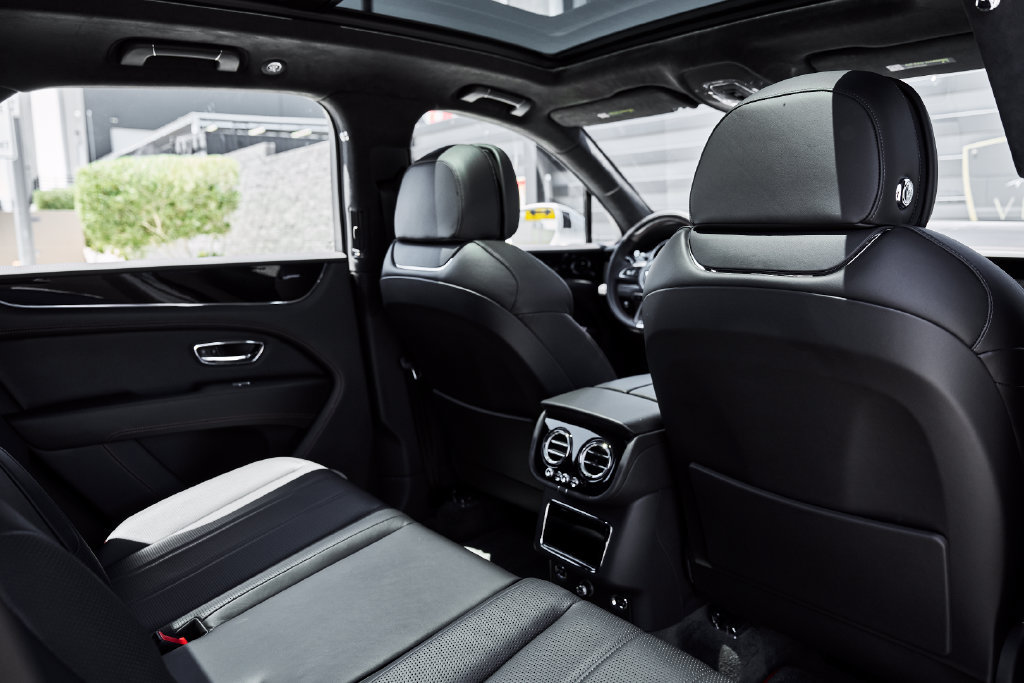 Used 2021 Bentley Bentayga AWD/4WD image 38