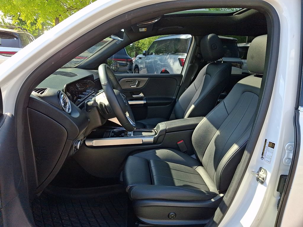 Used 2025 Mercedes-Benz GLB 250 4MATIC image 13