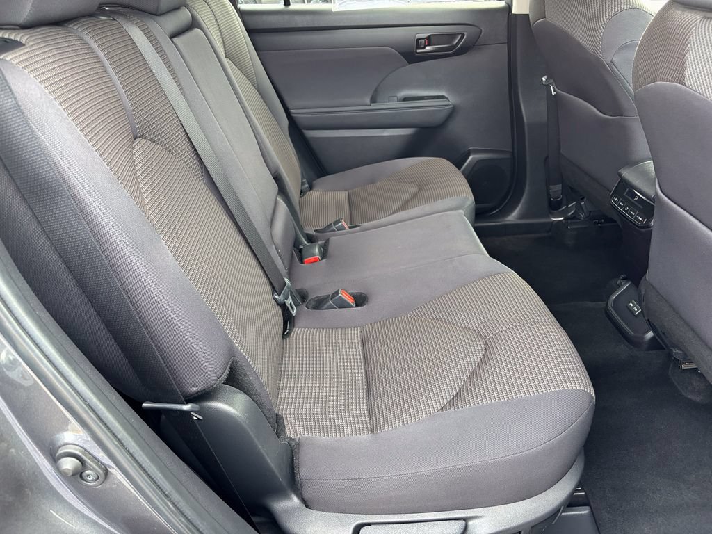 Used 2025 Toyota Highlander LE AWD/4WD image 39