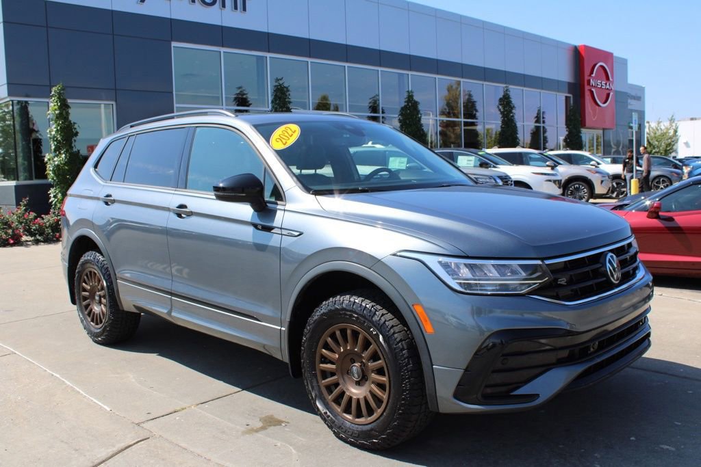 Used 2022 Volkswagen Tiguan SE R-Line image 1