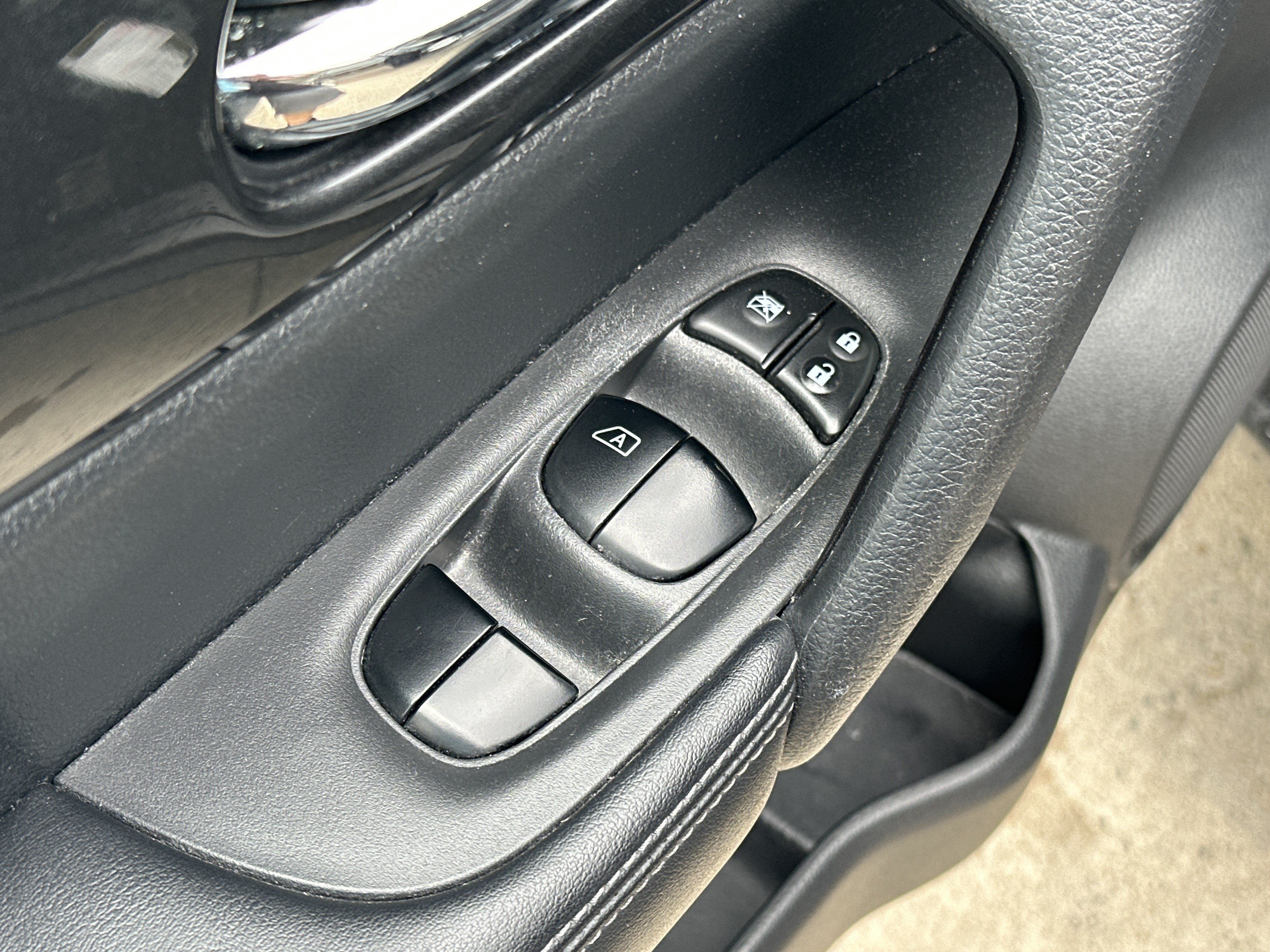 Used 2018 Nissan Rogue S AWD/4WD image 14