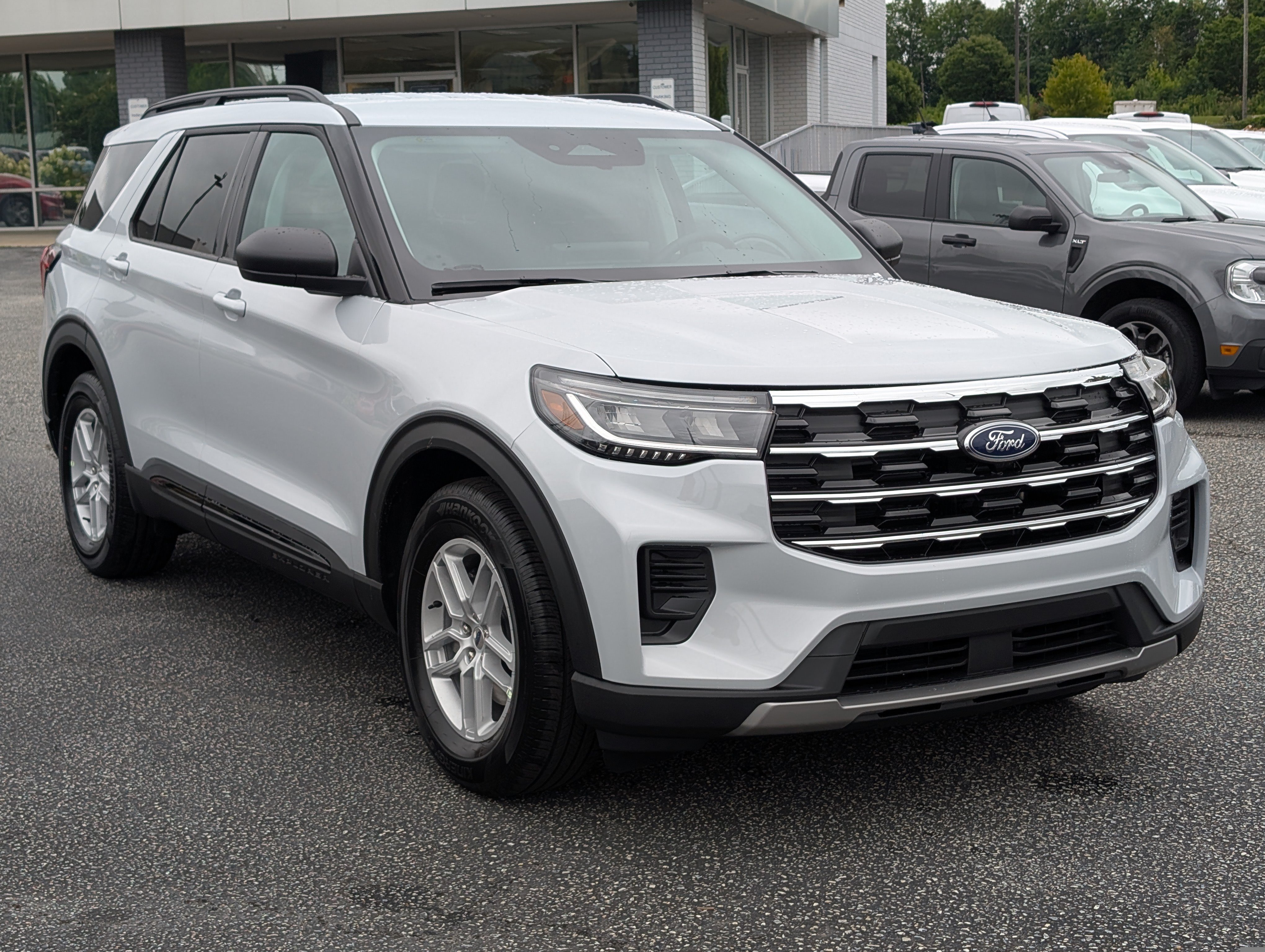 New 2026 Ford Explorer Active RWD image 4