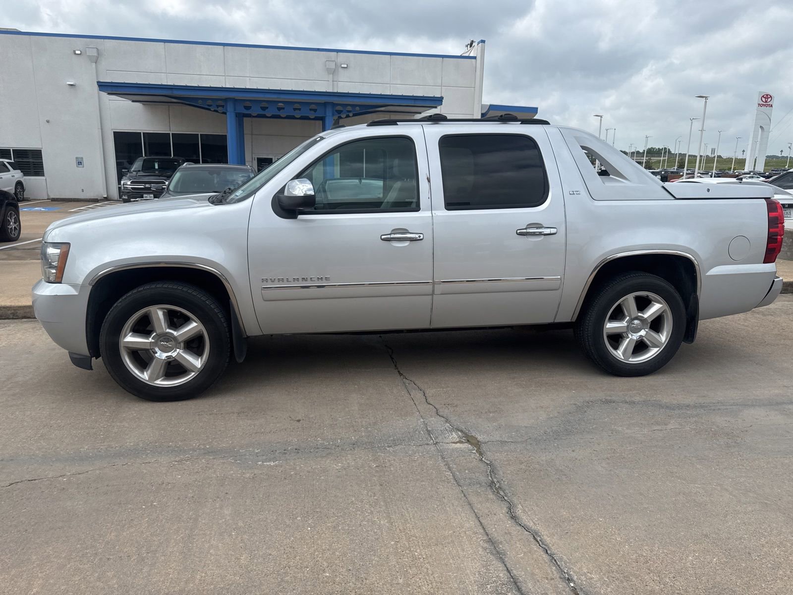 Used 2012 Chevrolet Avalanche LTZ AWD/4WD image 2