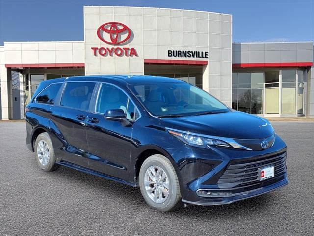 Certified 2025 Toyota Sienna LE FWD image 1