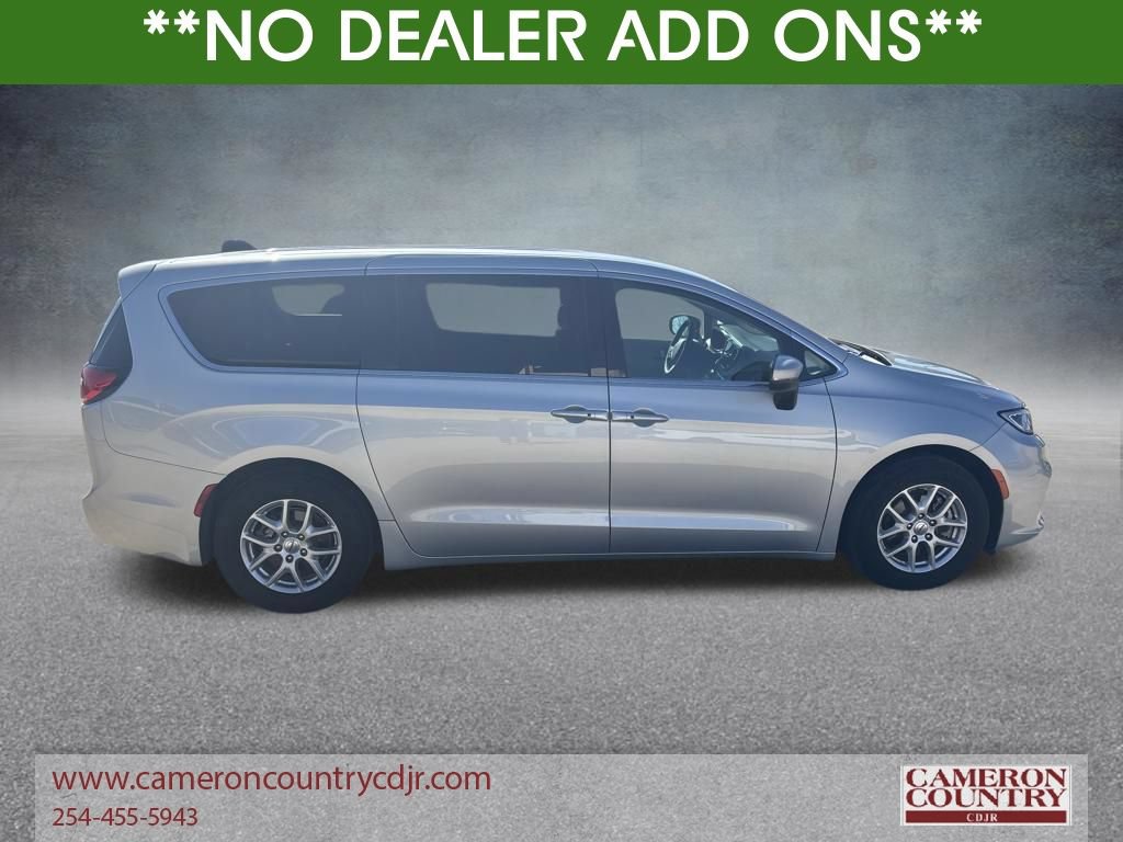 Used 2023 Chrysler Pacifica Touring-L FWD image 6