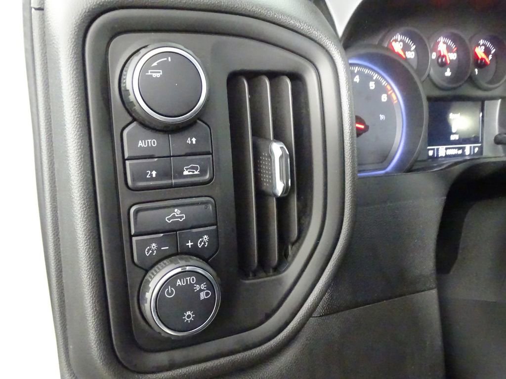 Used 2020 Chevrolet Silverado 1500 Custom w/ Custom Value Package image 17