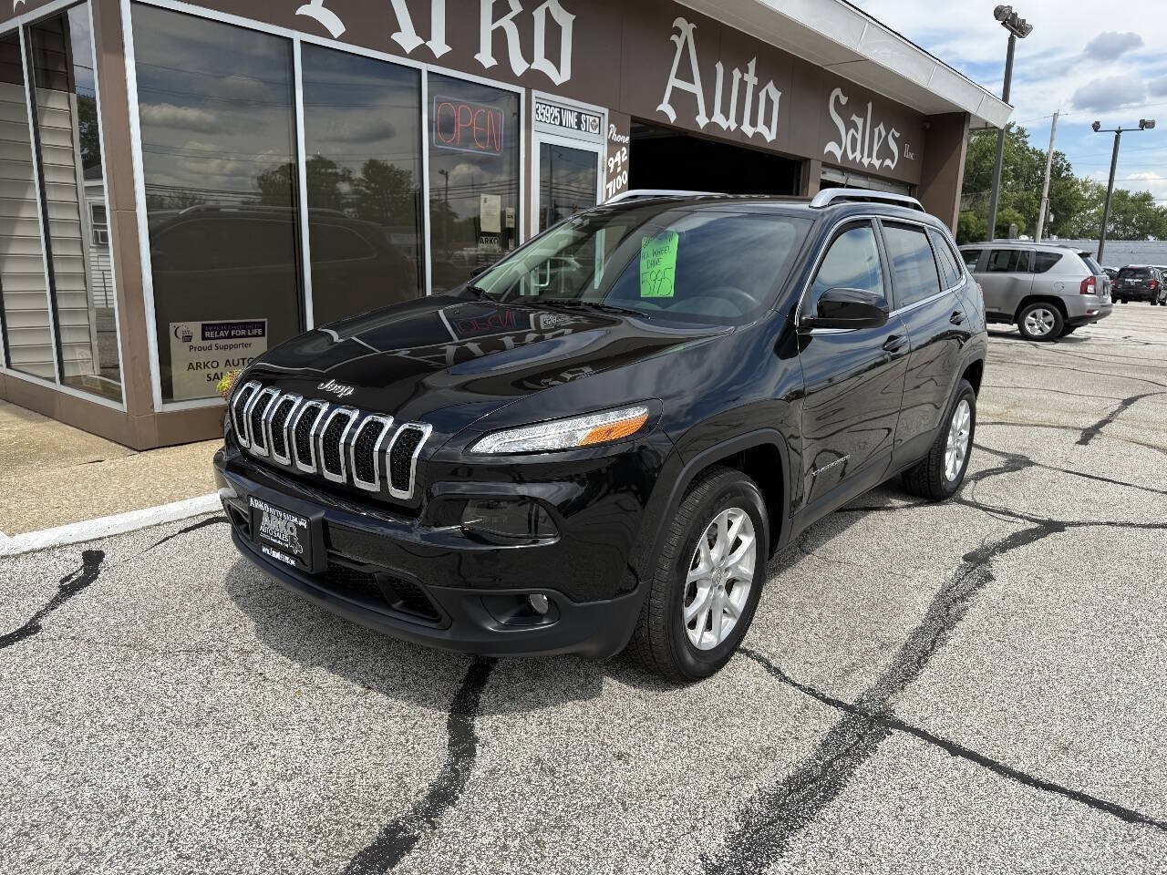 Used 2015 Jeep Cherokee Latitude AWD/4WD image 2