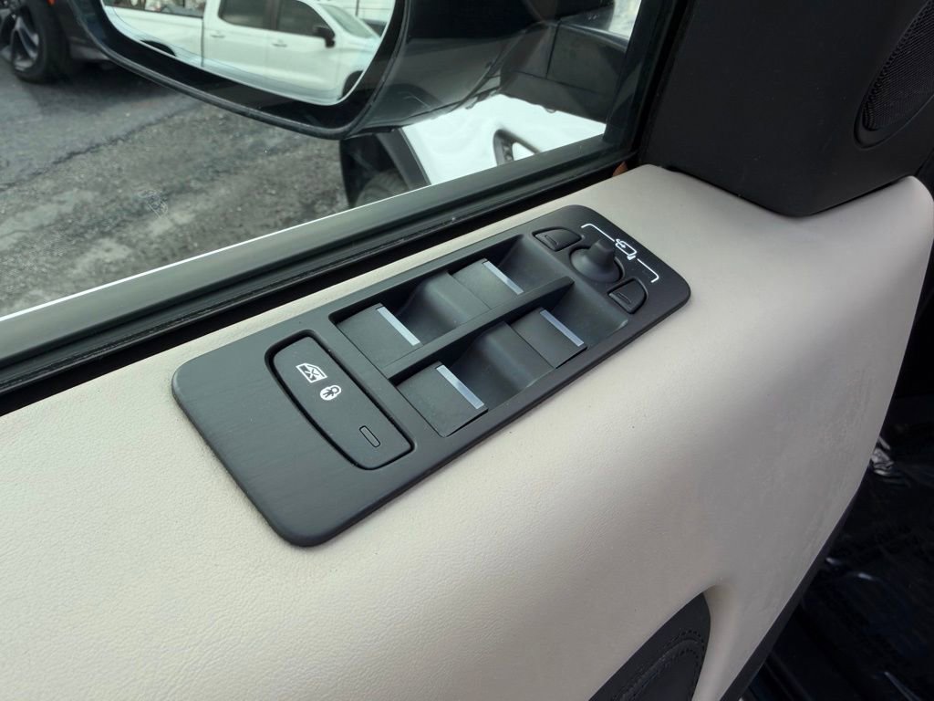 Used 2020 Land Rover Discovery Sport SE image 14