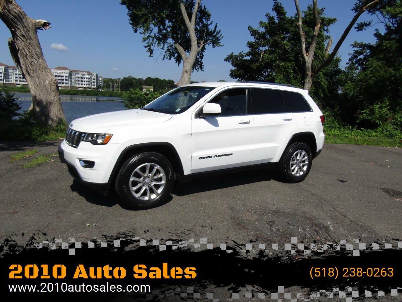 Used 2021 Jeep Grand Cherokee Laredo AWD/4WD image 1