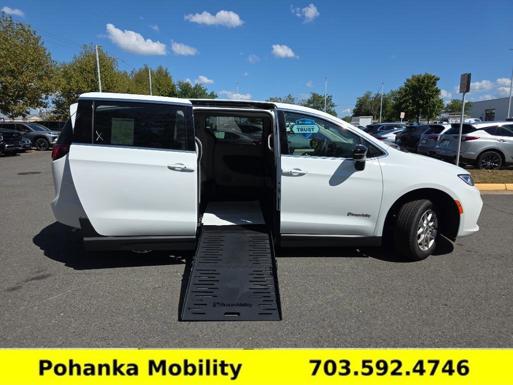 Used 2024 Chrysler Pacifica Touring-L