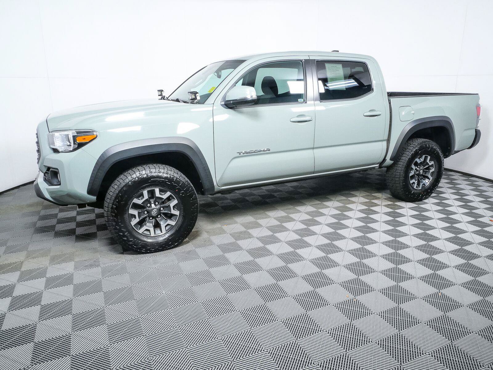 Used 2022 Toyota Tacoma TRD Off-Road AWD/4WD image 25