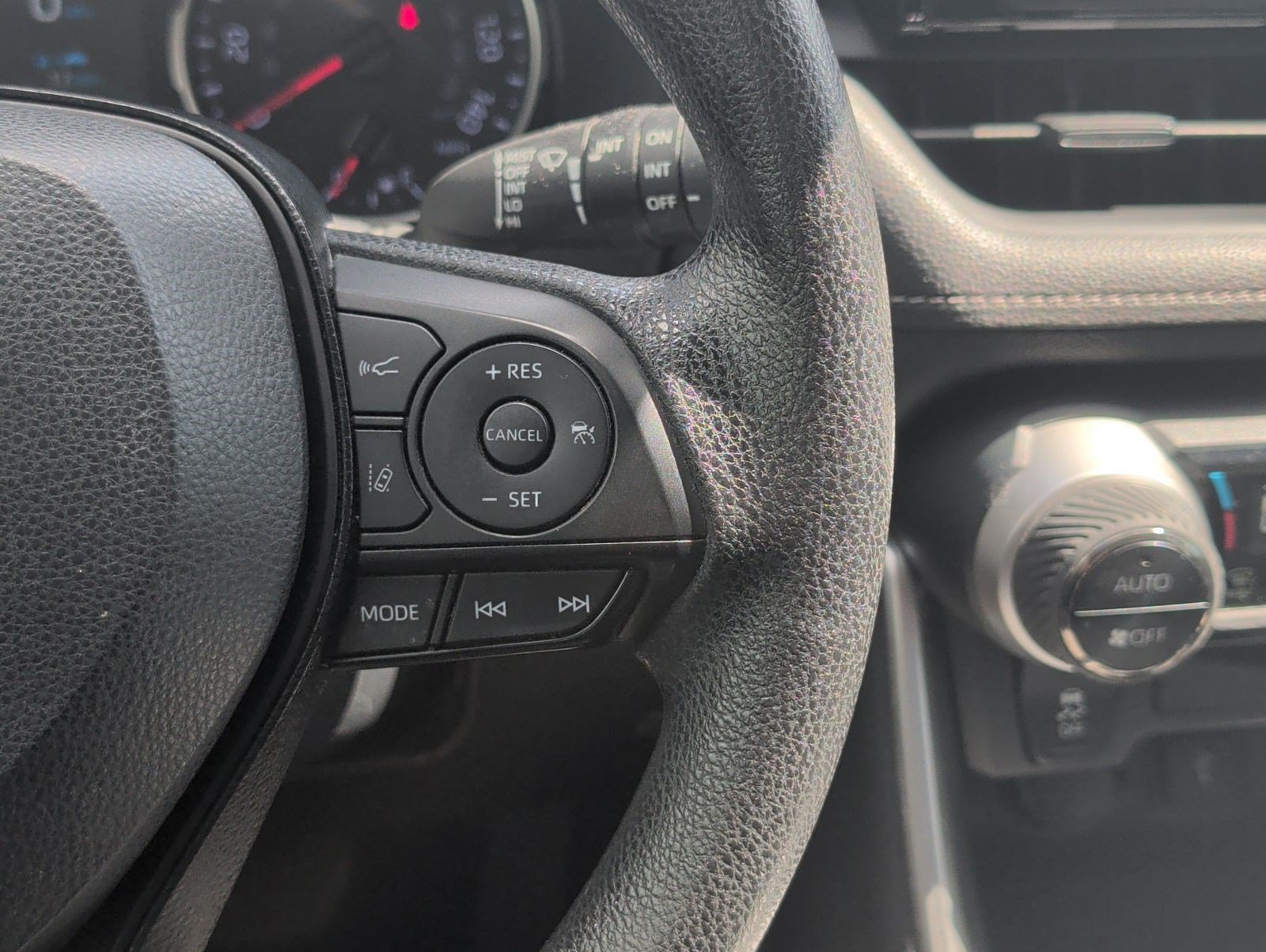 Used 2021 Toyota RAV4 XLE w/ Convenience Package FWD image 15