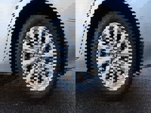 Used 2020 Toyota Camry LE image 9