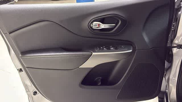 Used 2021 Jeep Cherokee Latitude Lux FWD image 12