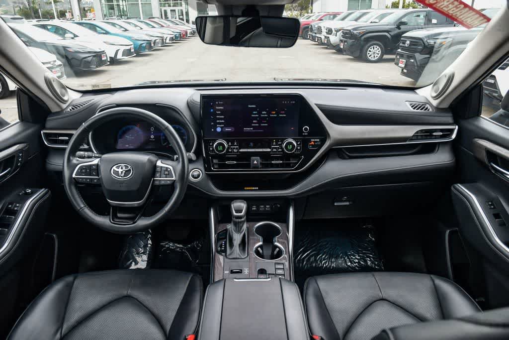 Used 2024 Toyota Highlander Limited FWD image 14