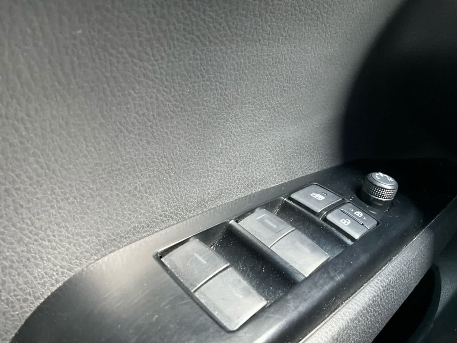 Used 2025 Toyota Camry Hybrid AWD/4WD image 18