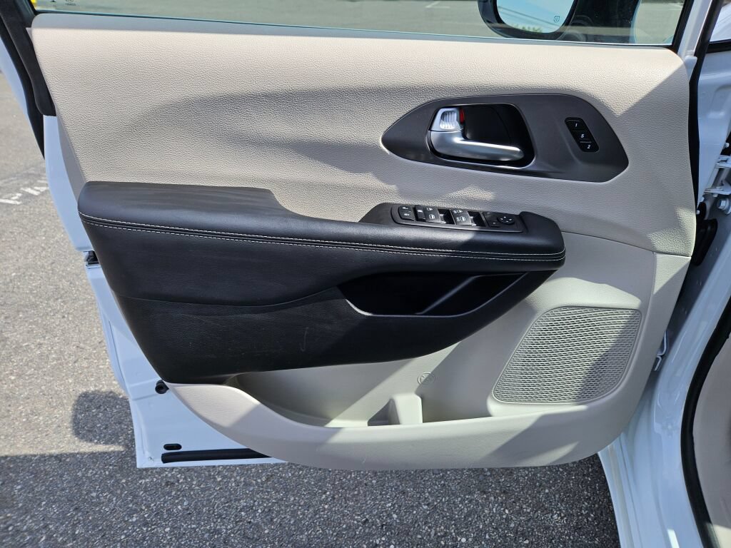 Used 2024 Chrysler Pacifica Touring-L FWD image 19