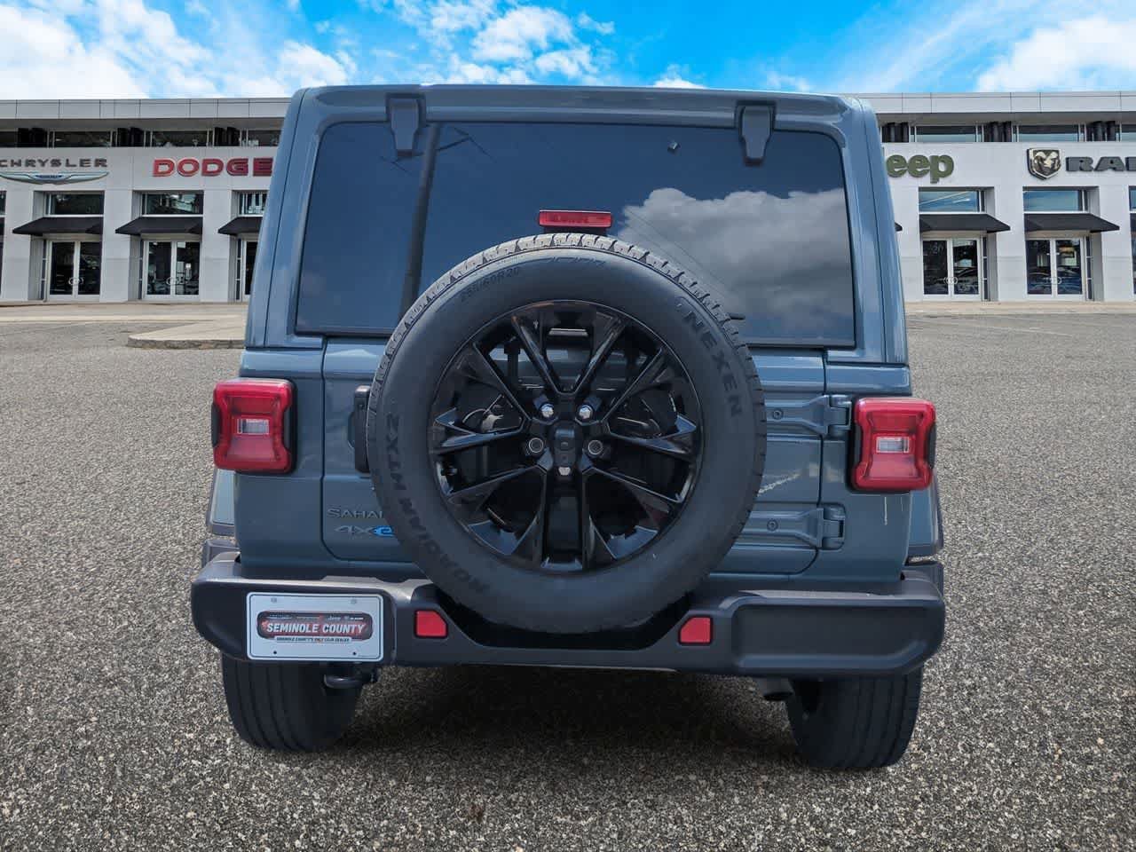 Used 2025 Jeep Wrangler Unlimited Sahara AWD/4WD image 7