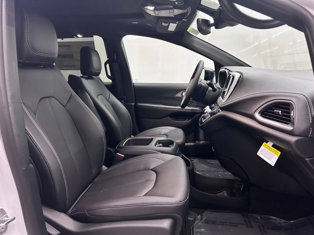New 2026 Chrysler Pacifica Select AWD/4WD image 18