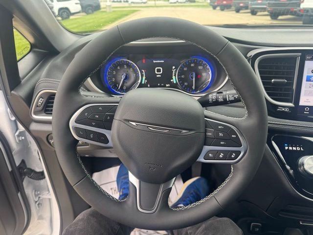 New 2027 Chrysler Pacifica Select FWD image 17