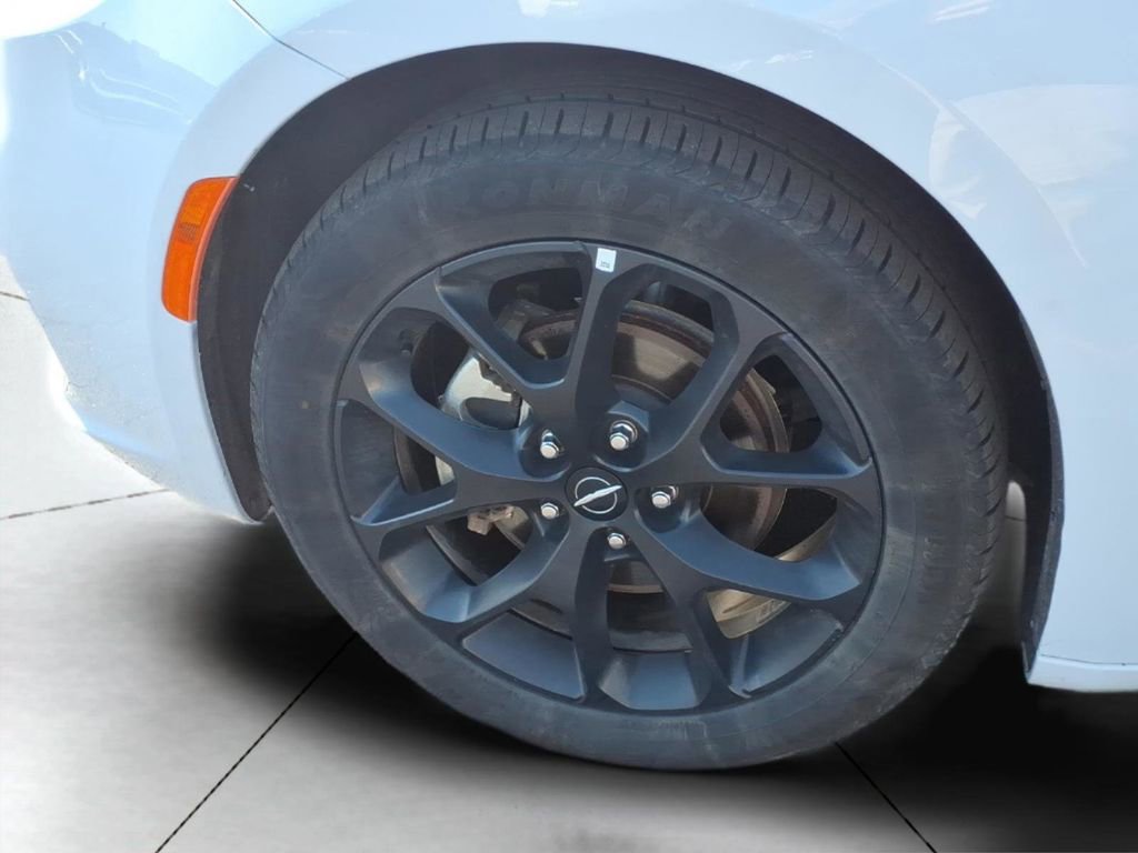 Used 2025 Chrysler Pacifica Limited image 24