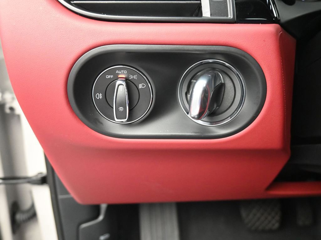 Certified 2025 Porsche Macan AWD/4WD image 22