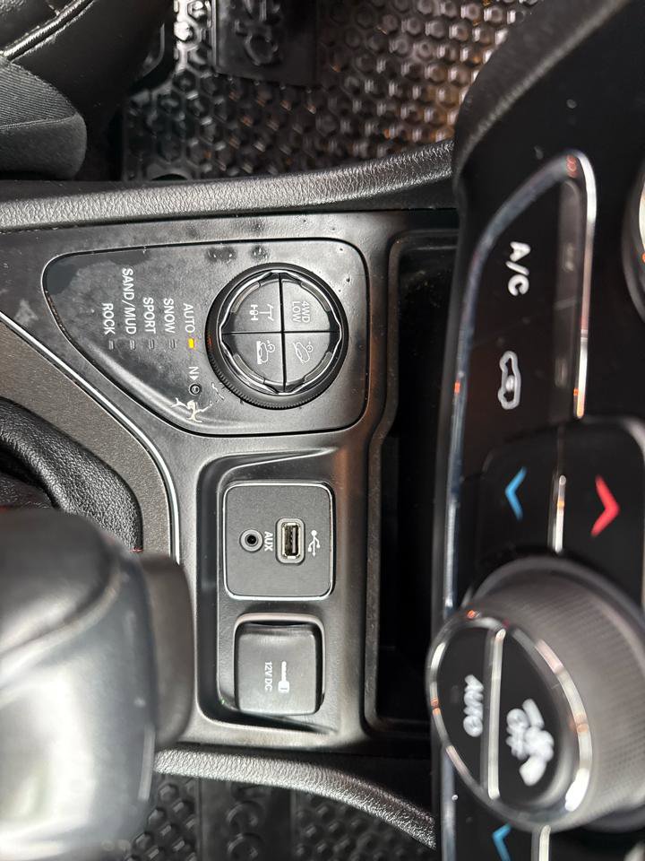 Used 2019 Jeep Cherokee Trailhawk w/ Comfort/Convenience Group AWD/4WD image 26