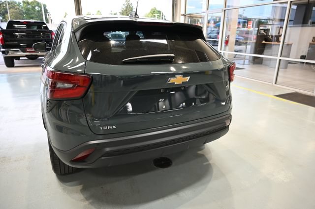 Used 2025 Chevrolet Trax LS w/ LS Convenience Package FWD image 6