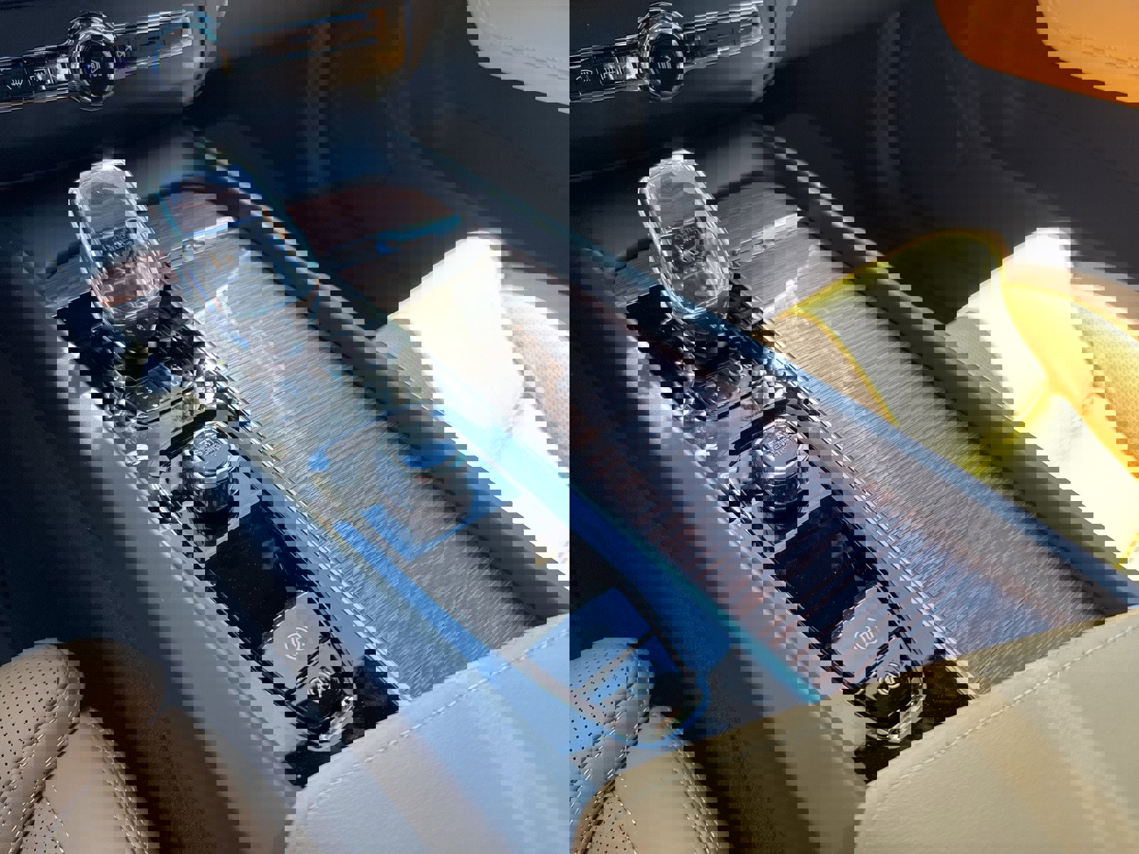 Certified 2025 Volvo XC60 B5 Ultra w/ Protection Package Premier image 23