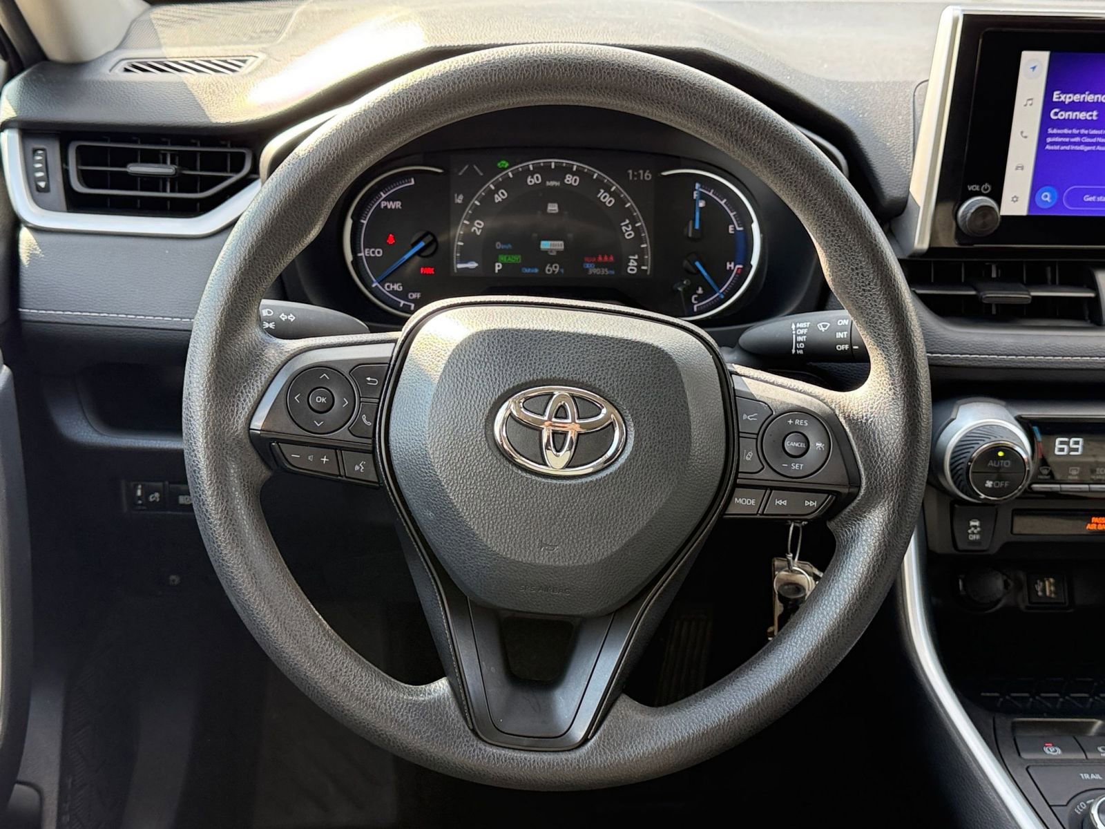 Used 2025 Toyota RAV4 LE image 28