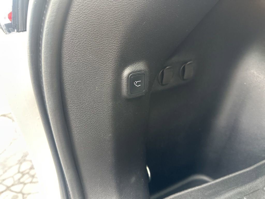 Used 2021 Jeep Cherokee Limited image 34