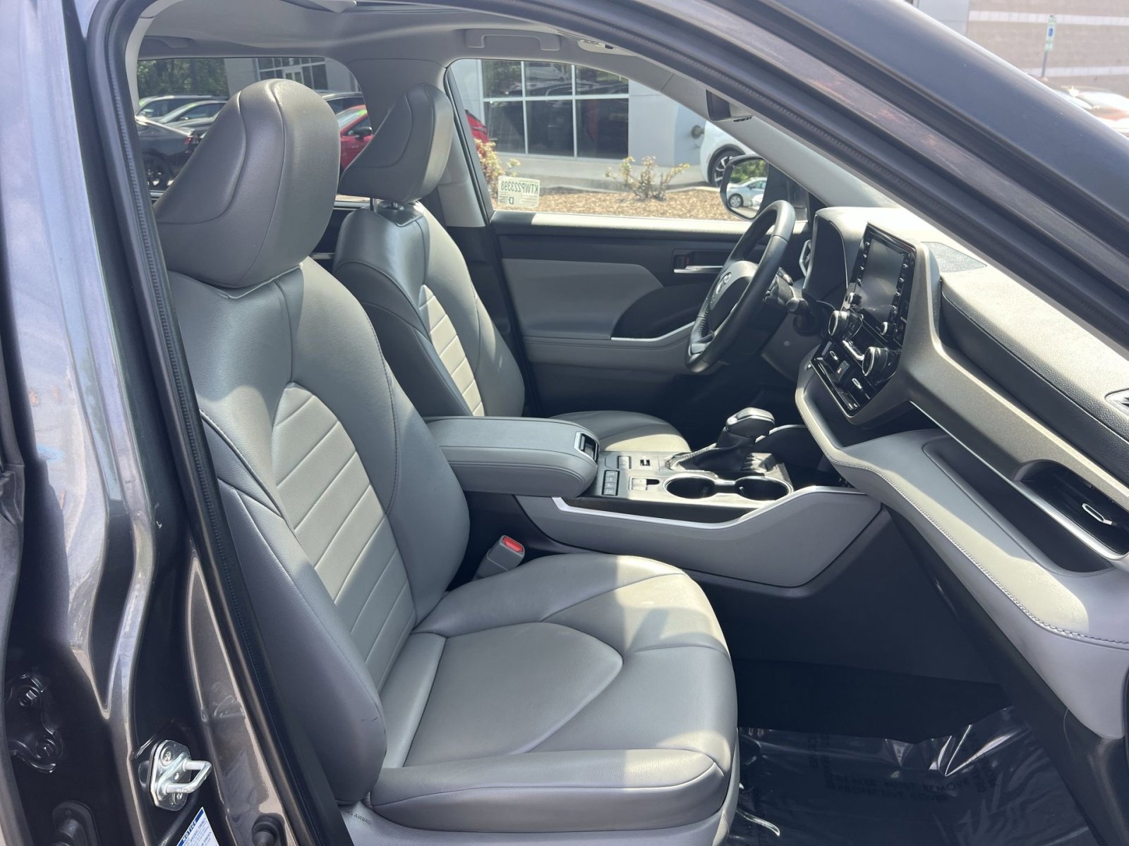 Used 2022 Toyota Highlander XLE AWD/4WD image 35