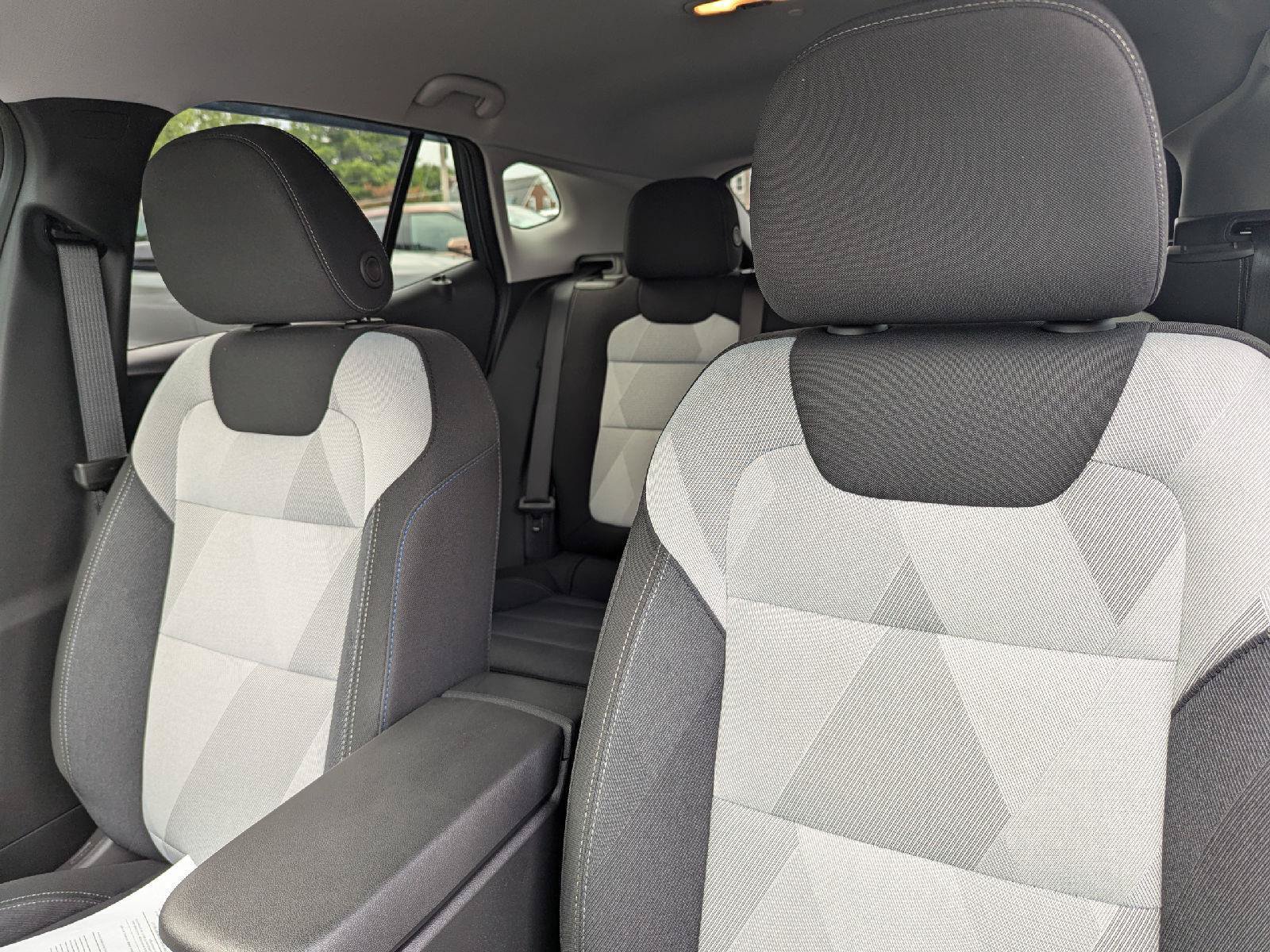 Used 2025 Chevrolet Trax LS w/ LS Convenience Package FWD image 25