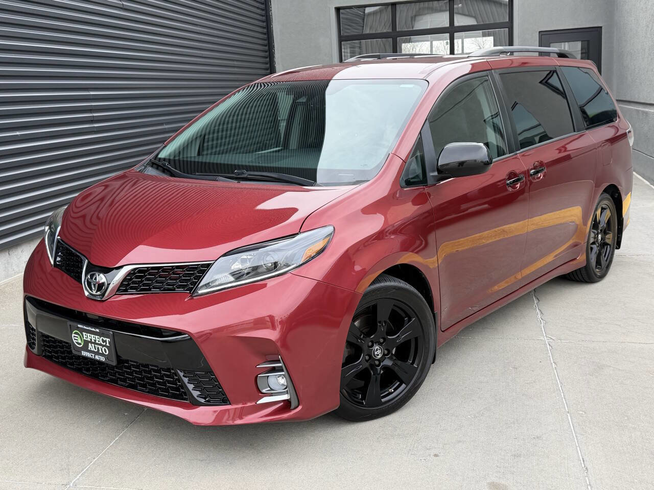 Used 2020 Toyota Sienna SE FWD image 2