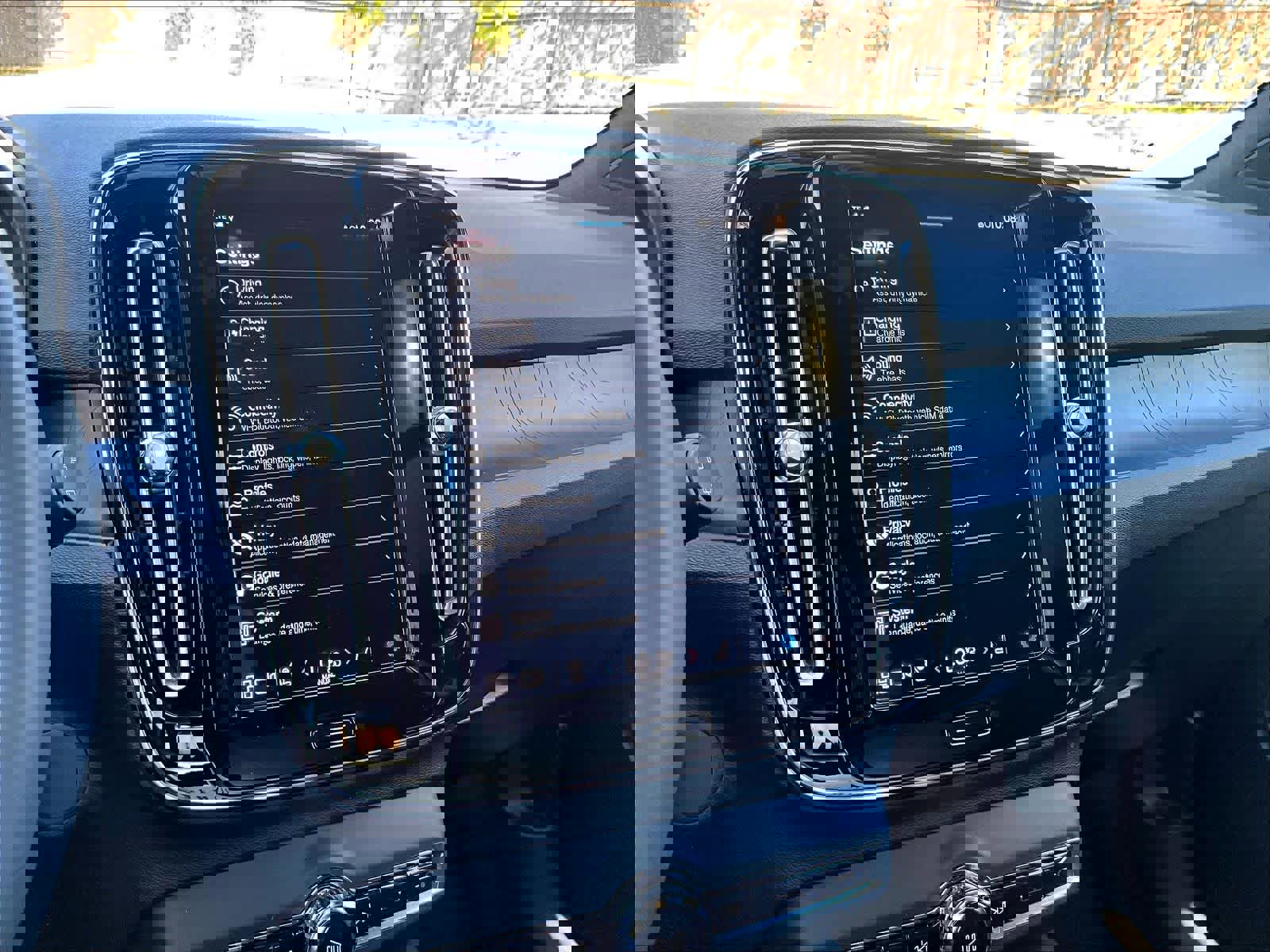 Used 2023 Volvo XC40 Recharge Plus w/ Protection Package Premier image 39