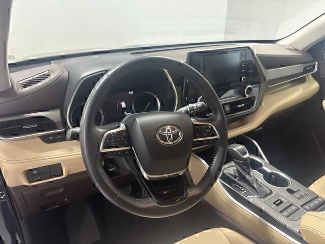 Used 2021 Toyota Highlander XLE AWD/4WD image 13