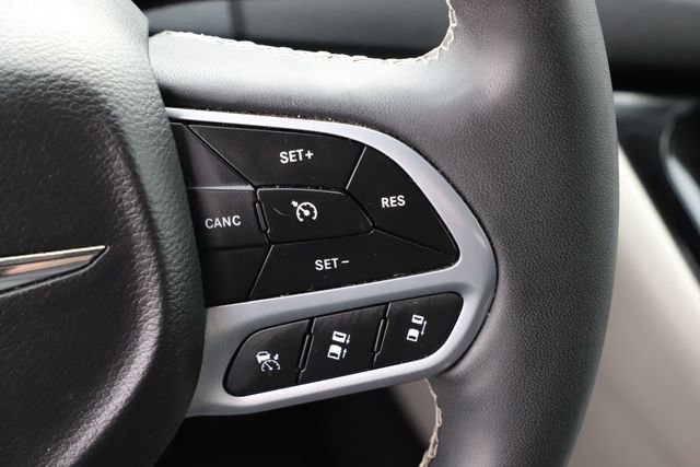 Used 2024 Chrysler Pacifica Touring-L FWD image 24