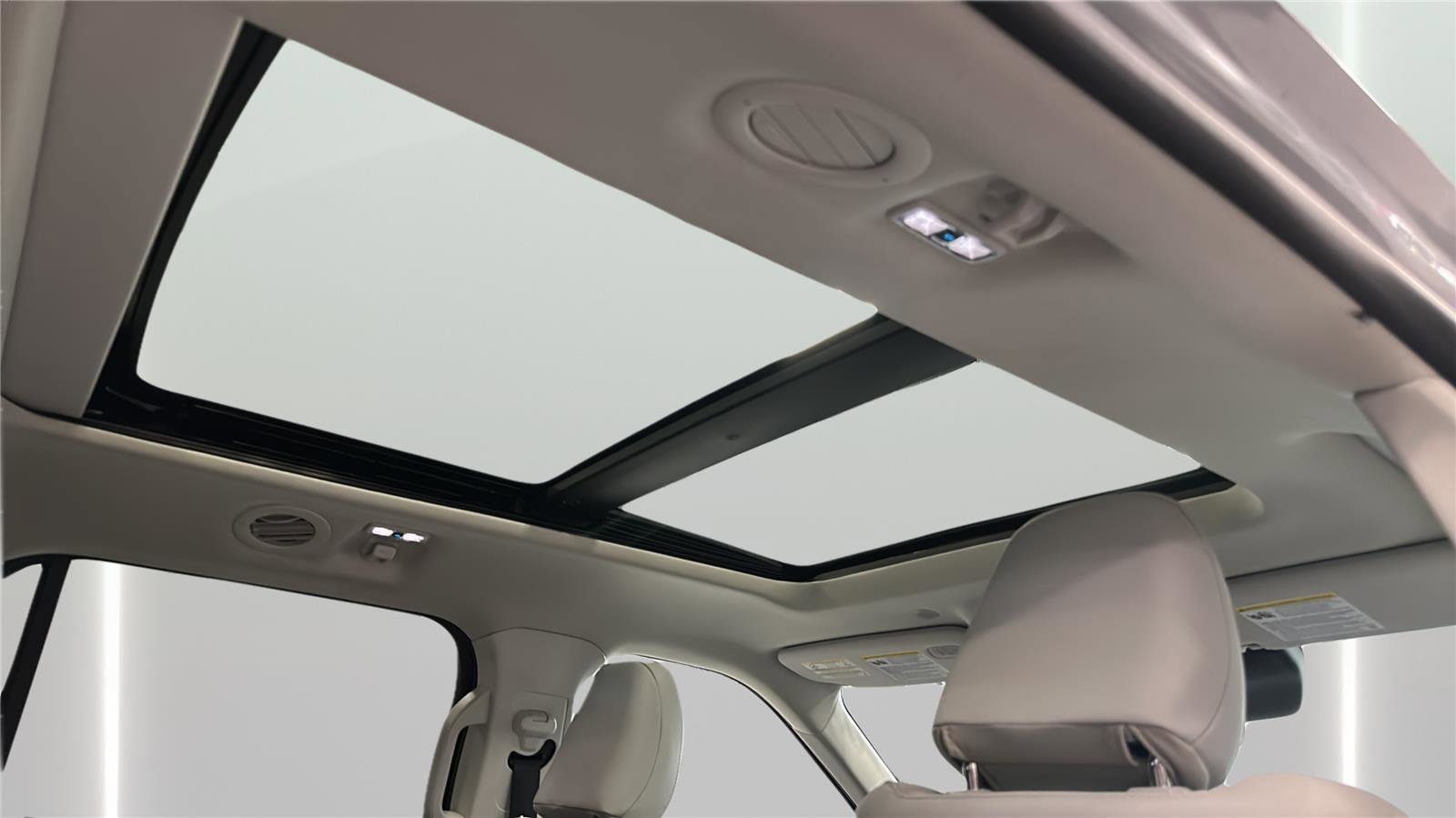 Used 2025 Ford Explorer Platinum w/ Ultimate Package image 16