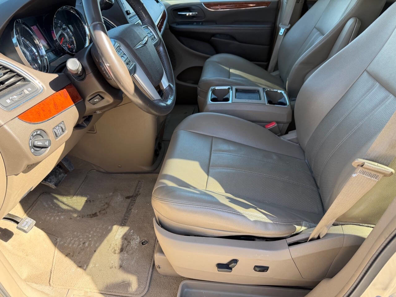 Used 2013 Chrysler Town & Country Touring-L w/ Driver Convenience Group FWD image 15