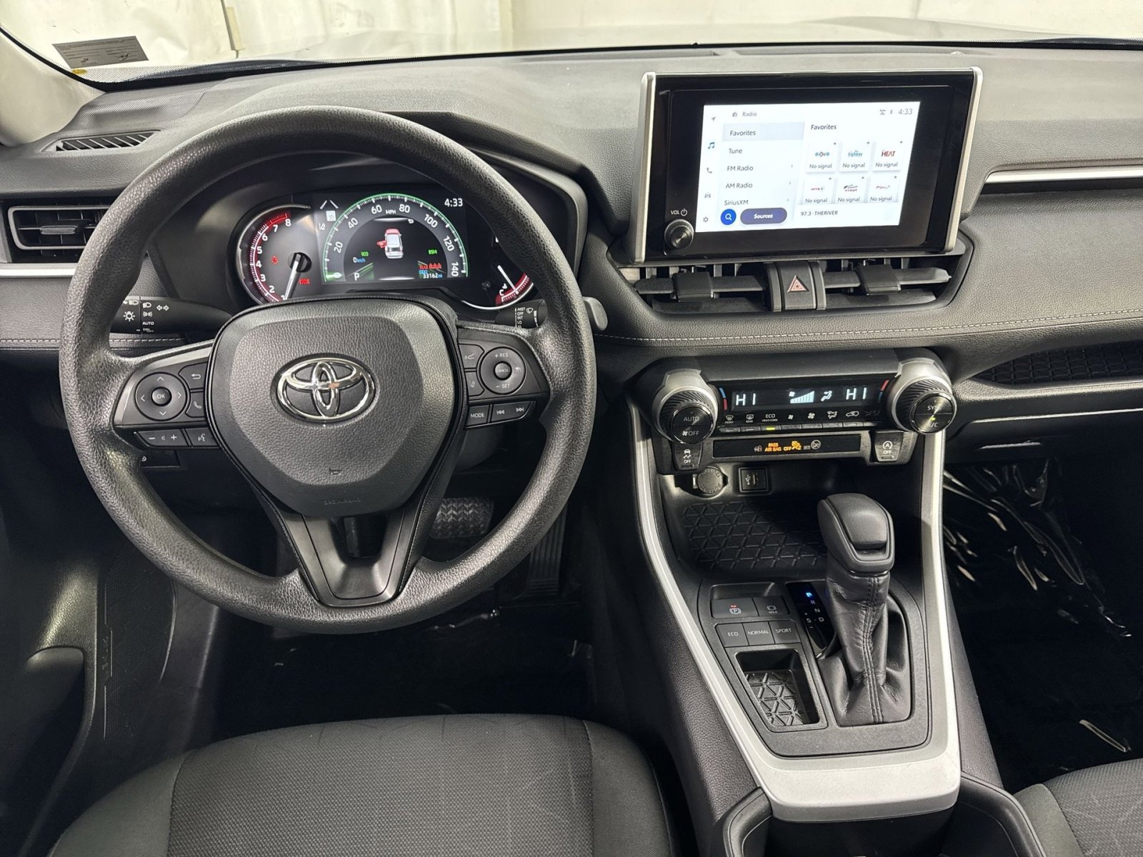 Used 2025 Toyota RAV4 XLE image 27