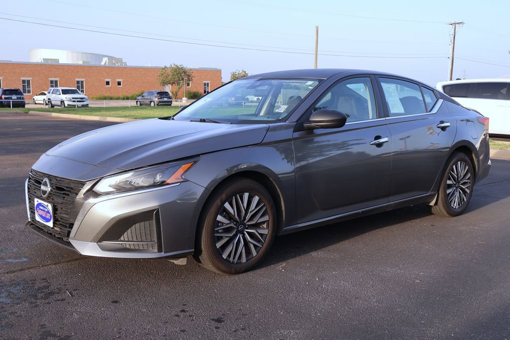 Used 2025 Nissan Altima 2.5 SV FWD image 7