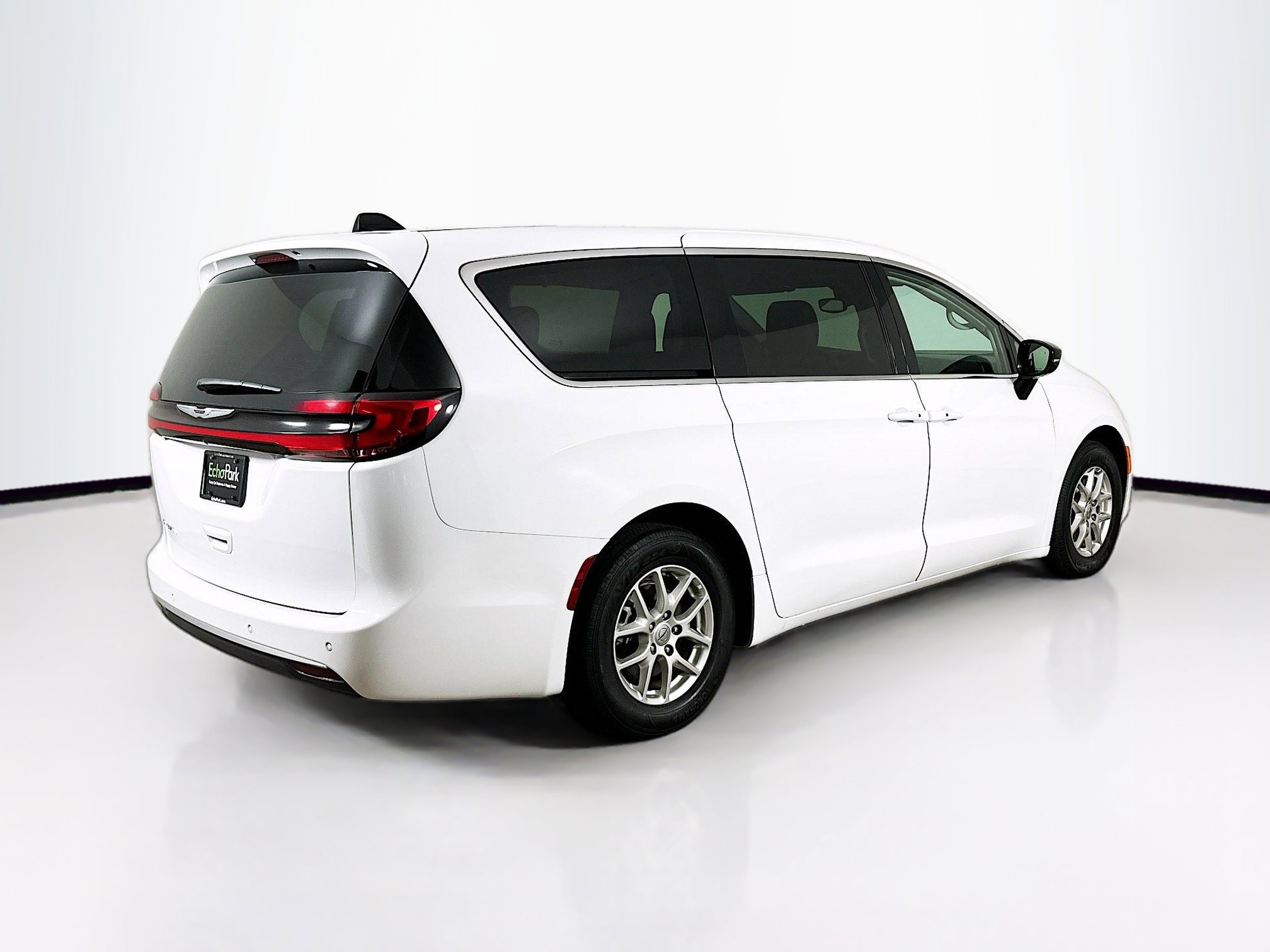 Used 2024 Chrysler Pacifica Touring-L image 9