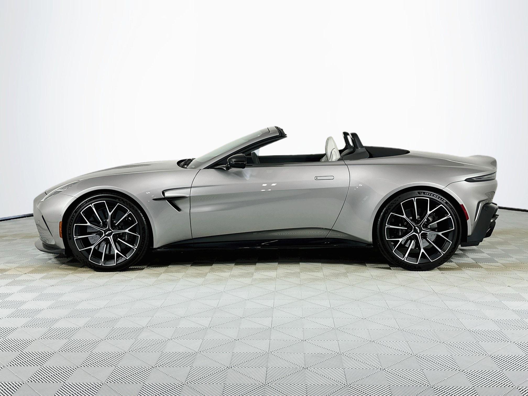 Used 2026 Aston Martin V8 Vantage Coupe RWD image 17
